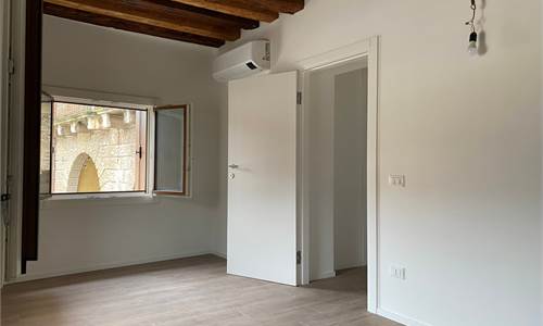 PIAZZA CASTELLO - VENDESI UFFICIO 3 VANI RISTRUTTURATO